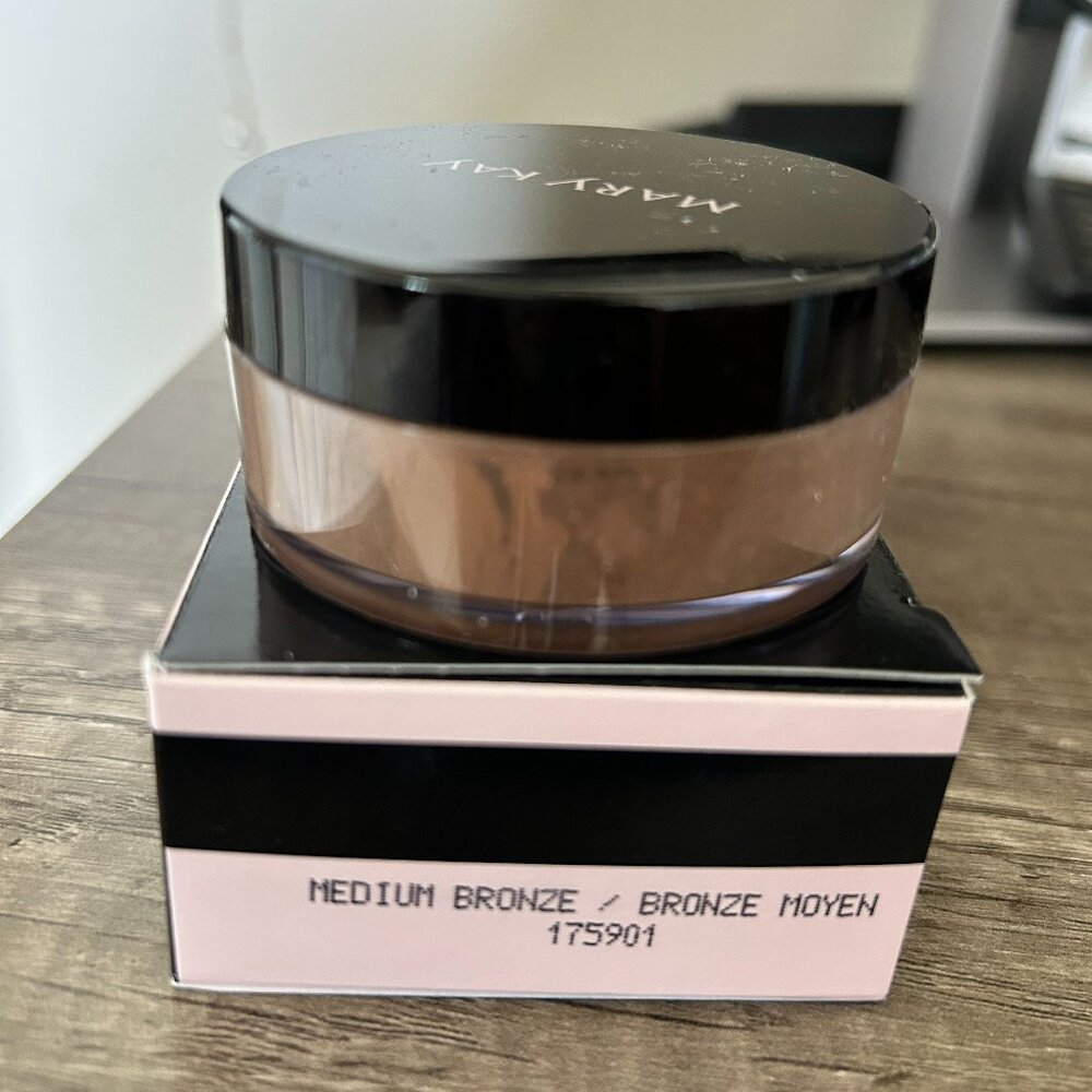 Mary Kay Silky Setting Powder (Medium Bronze)